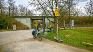 Bahnunterführung bei der Fischerhütte in Plochingen: Das Land würde den Radschnellweg gern durch die Unterführung und weiter an der Fils entlang führen, die Stadt Plochingen plädiert aber für eine Route entlang der B 10. Foto: Roberto Bulgrin