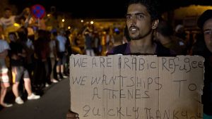 Auf Lesbos sitzen viele Flüchtlinge fest und warten auf Fähren, die sie nach Athen bringen. Foto: AP