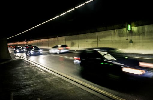 Der Heslacher Tunnel musste am Montagmorgen gesperrt werden – es gab zu viel Asphalt auf der Fahrbahn. Foto: /Lichtgut/Max Kovalenko