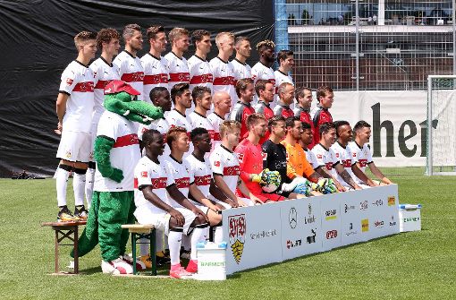 Der VfB Stuttgart lächelt für die Fotografen. Foto: Pressefoto Baumann
