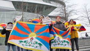 Vor der Mercedes-Benz-Welt zeigen einige Tibet-Aktivisten Flagge. Foto: Lichtgut - Oliver Willikonsky