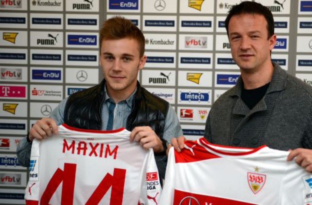 Der rumänische Nationalspieler Alexandru Maxim (links, mit VfB-Sportdirektor Fredi Bobic) wechselt zum VfB Stuttgart. Der 22-Jährige kommt von Rumäniens Erstligist Pandurii Târgu Jiu.