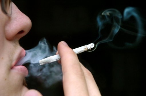 Selbstgedrehte Zigaretten werden teurer Foto: dpa