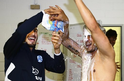 Es muss nicht immer Alkohol sein: Kickers-Keeper Güvenc (li.) duscht Braun mit Milch Foto: Pressefoto Baumann