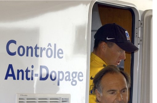 Doping ist nicht nur unter  Spitzensportlern weitverbreitet . Das Bild zeigt den  mehrmalige Tour de France Gewinner Lance Armstrong nach einer Dopingkontrolle. Foto:  
