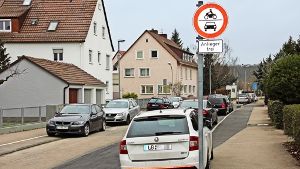 Auch die Anliegerstraßen rund um das Porschewerk werden regelmäßig von Fahrzeugen von Pendlern zugeparkt. Foto: Bernd Zeyer
