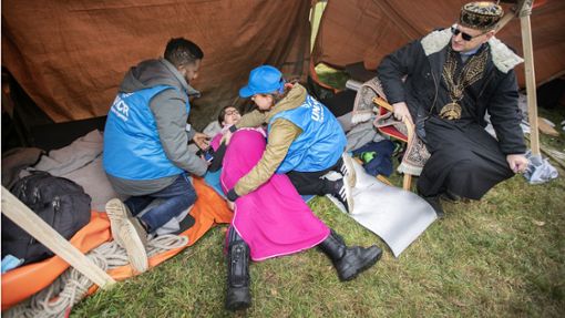 Fiktiver Hilfseinsatz: Eine Schwangere in einem Flüchtlingscamp muss unter widrigen Bedingungen versorgt werden. Foto: Horst Rudel