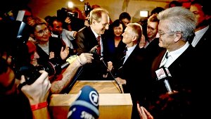 Da freut sich Ministerpräsident Winfried Kretschmann: OB Wolfgang Schuster (CDU) gratuliert Wahlsieger Fritz Kuhn (Grüne) am Sonntagabend im Rathaus. Foto: Leif Piechowski