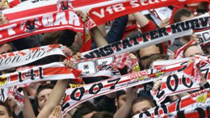 Beim VfB Stuttgart singen sich die Fans für den möglichen Aufstieg warm. Foto: Pressefoto Baumann