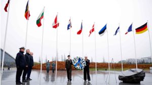 Das Regenwetter passt zur gedrückten Stimmung. Die Nato feiert im Hauptquartier in Brüssel ihren 75. Geburtstag, doch die Herausforderungen für die Allianz sind enorm. Foto: AFP/KENZO TRIBOUILLARD