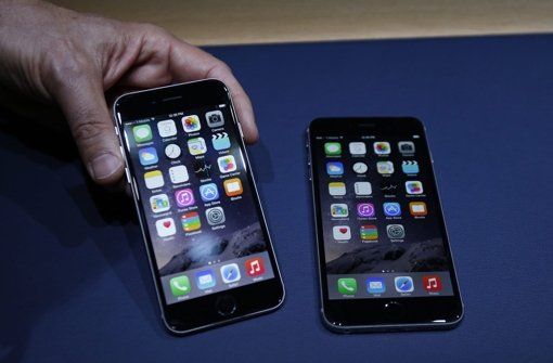 Die beiden neuen iPhone-Modelle, das iPhone 6 (linka) und das iPhone 6 Plus, verkaufen sich wie warme Semmeln. Foto: dpa