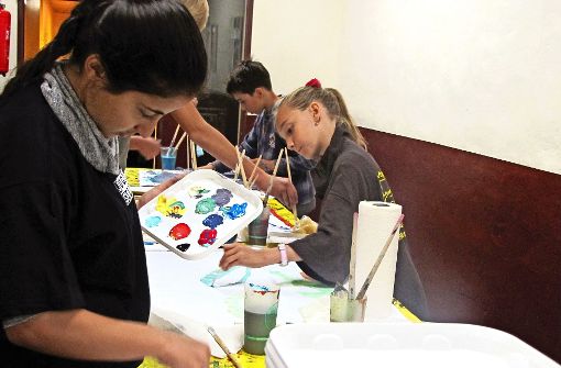 Die Jugendlichen malen mit dem Pinsel oder  der Hand. Foto: Eileen Breuer