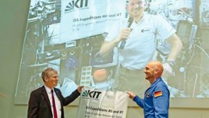 In den Weltraum hat es das KIT zumindest in Form seines Logos zusammen mit Alexander Gerst (rechts) bereits geschafft, jetzt ist das KIT auch wieder Eliteuni. Foto: dpa