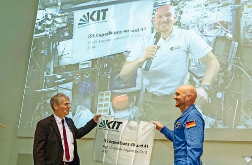 In den Weltraum hat es das KIT zumindest in Form seines Logos zusammen mit Alexander Gerst (rechts) bereits geschafft, jetzt ist das KIT auch wieder Eliteuni. Foto: dpa