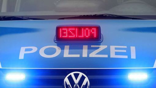 Der Unbekannte soll dem 25-Jährigen laut Polizeiangaben zehn Euro aus der Hand gerissen haben. (Symbolbild) Foto: dpa/Friso Gentsch