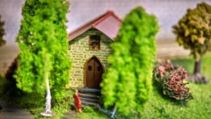 Die Oeffinger Feldkapelle Heilig Kreuz ist eines der Highlights im Miniaturland von Klaus Riedele. Um sie nachzubauen, hat er das Kirchlein   genau vermessen. Foto: Gottfried Stoppel