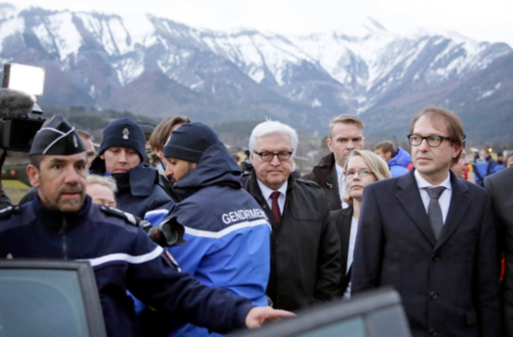 Germanwings-Flug 4u9525 stürzt in Frankreich ab: Außenminister Frank-Walter Steinmeier am Unglücksort in den französischen Alpen