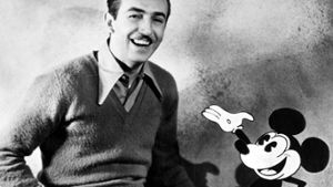 Walt Disney mit seiner wohl berühmtesten Erfindung: Micky Maus. Foto: imago images/Ronald Grant
