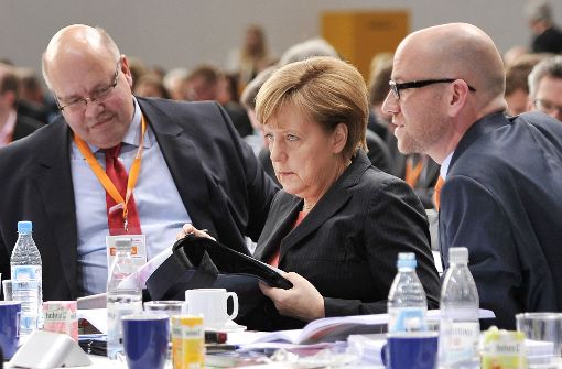 Angela Merkel zwischen Kanzleramtschef Peter Altmaier (links) und Generalsekretär Peter Tauber. Foto: dpa