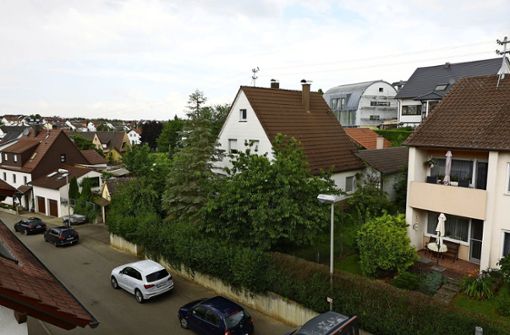 Wo in der Kirchberger Straße bislang ein von Grün umgebenes Einfamilienhaus steht, soll ein Neun-Familien-Wohnhaus gebaut werden. Foto: KS-images.de/Karsten Schmalz