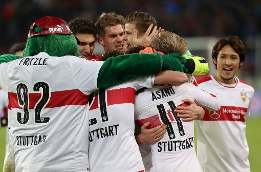 Gruppenkuscheln mit dem Maskottchen nach dem Sieg gegen Nürnberg. Der VfB kann mit dem Ergebnis zufrieden sein. Foto: Pressefoto Baumann