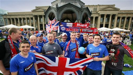 Sie kommen wieder: 2009 spielten die  Glasgow Rangers beim VfB, und die Schotten belagerten schon damals den Schlossplatz. Foto: Michael Steinert