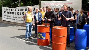 Mercedes-Mitarbeiter aus Bremen demonstrierten vor dem Arbeitsgericht ihre Solidarität. Foto: dpa