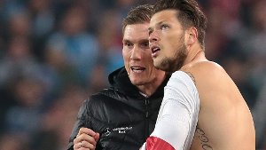 VfB-Trainer Hannes Wolf (li.) setzt auf die Stärken von Daniel Ginczek. Foto: Baumann