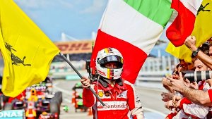 Sebastian Vettel: Feierlichkeiten bei Ferrari nach dem etwas überraschenden Sieg in Sepang Foto: dpa