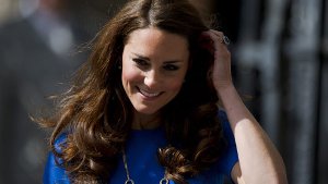 Lange braune Mähne, schüchternes Lächeln: Herzogin Kate hat erstaunliche ... Foto: dpa