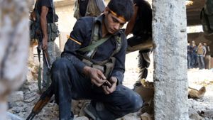 Ein Soldat der Rebellentruppen lädt seine Waffe neu. Foto: AFP