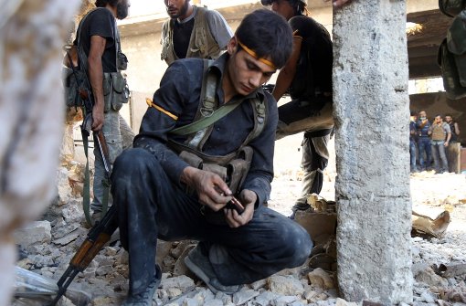 Ein Soldat der Rebellentruppen lädt seine Waffe neu. Foto: AFP