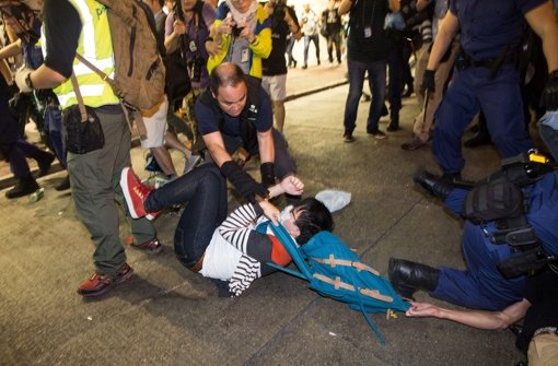 Bei der Räumung von Barrikaden ist es in Hongkong zu Ausschreitungen zwischen Demonstranten und Polizisten gekommen. Foto: EPA