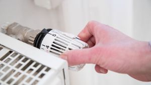 Den Thermostat nur nicht zu hoch drehen: Bereits ein Temperaturunterschied von nur einem Grad kann die jährlichen Heizkosten um sechs Prozent senken. Foto: dpa-tmn