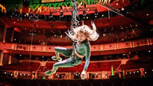 Angela Phillips an einem  Bungee-Seil des Musicals „Tarzan“ im Palladium-Theater Foto: Stage Entertainment/Jan Potente