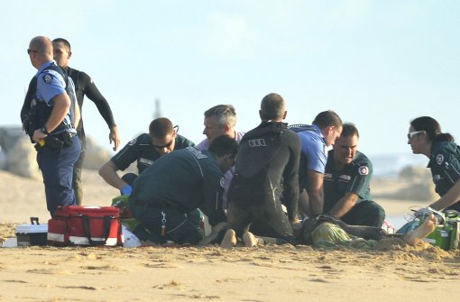 Australische Rettungskräfte versuchen das Leben von Ben Geering am Strand von Mandura (Westaustralien) zu retten. Der 29-jährige Surfer war von einem Weißen Hai angegriffen worden. Foto: AFP