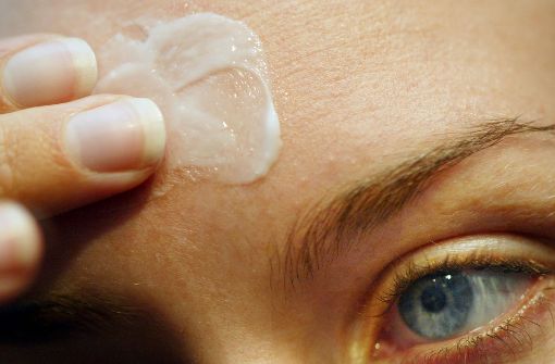 Übermäßige Hautpflege kann Rosazea begünstigen. „Sie kann zur Überfettung der Haut führen, denn im Gegensatz zu allen anderen Hautpartien ist das zentrale Gesicht selbst gut versorgt“, warnt der Stuttgarter Dermatologe Peter von den Driesch. Foto: ddp