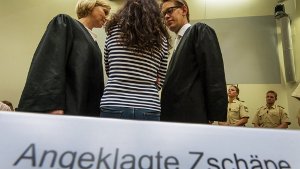 Beate Zschäpe (Mitte), Hauptangeklagte im NSU-Prozess, mit ihren Anwälten Foto: dpa