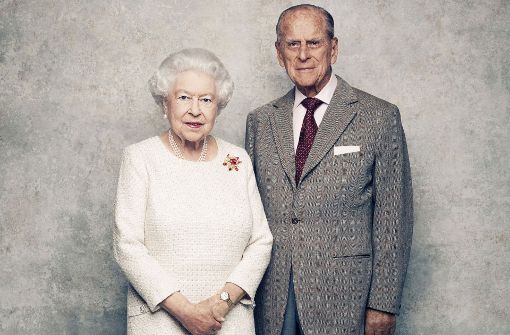 Zum 70. Hochzeitstag von Königin Elizabeth II. und Prinz Philip gibt es ein neues Foto des Paares aus dem Windsor Castle. Foto: Matt Holyoak/Camera Press/AP/dpa