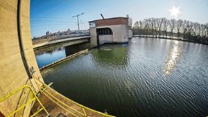 Normalerweise wird das Hofener Wehr mit mehr Wasser fertig, als beim Starkregen im Juni 2016 den Neckar hinabfloss. Foto: Lichtgut/Max Kovalenko