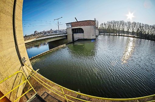 Normalerweise wird das Hofener Wehr mit mehr Wasser fertig, als beim Starkregen im Juni 2016 den Neckar hinabfloss. Foto: Lichtgut/Max Kovalenko