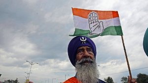 Mammutwahl in Indien: Ein Sikh hält die Flagge der regierenden Kongresspartei empor Foto: dpa