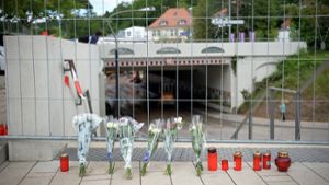 Mit Blumen und Kerzen wird der zwei Todesopfer in Schwäbisch Gmünd gedacht. Foto: dpa