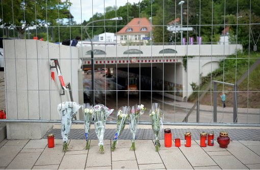 Mit Blumen und Kerzen wird der zwei Todesopfer in Schwäbisch Gmünd gedacht. Foto: dpa