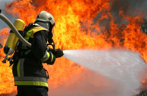 Rund 70 Feuerwehrleute kämpften in Korntal gegen die Flammen. (Symbolbild) Foto: dpa