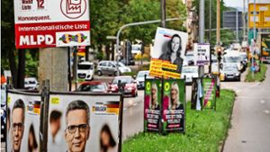 Die Parteien werben an der B 27 in Ludwigsburg um Stimmen. Foto: factum/Weise