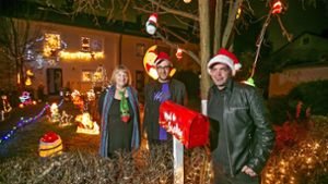 Monika Fröhlke, Mathias und Denis Kegreiß (von links)  helfen dem viel beschäftigten Weihnachtsmann. Foto: Roberto Bulgrin