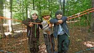 Im Waldkindergarten in Göppingen spielen die Kinder fast nur in der Natur. Wer sich für  dieses Konzept interessiert: am 3. Juli ist dort ein Tag der offenen Tür. Foto: Waldkindergarten