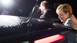 Abgang – Angela Merkel verlässt nach dem Scheitern der Verhandlungen den Ort des Geschehens. Foto: dpa