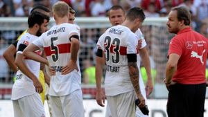 Ratlos: VfB-Trainer Alexander Zorniger (re.) hadert nach dem 1:4-Niederlage mit der Leistung seines Teams. Klickt euch durch die Noten für die Roten Foto: dpa